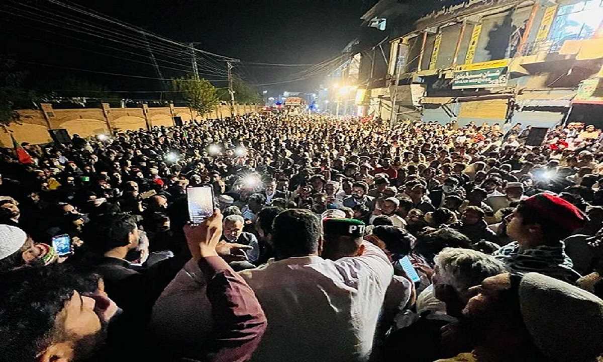 इमरान खान पर हमले के बाद पूरे पाकिस्तान में विरोध प्रदर्शन